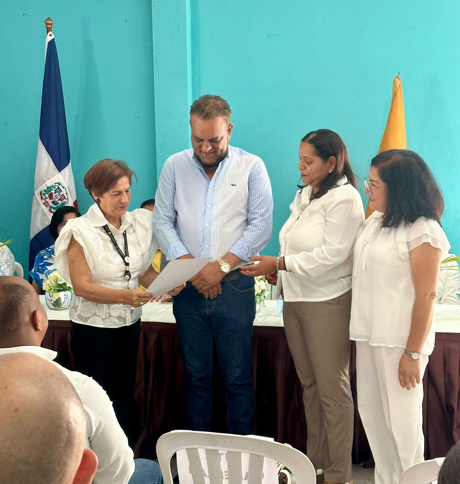 Entrega de Certificado al Alcalde Wilfredo Olivences, (El chamo) que lo acredita como Alcalde electo, y a la Dra. Rita Capellán, que la acredita como Vicealcaldesa.