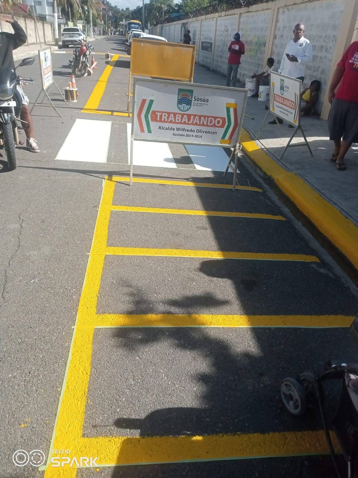 Alcaldía de Sosúa ejecuta amplio operativo de señalización en el Batey y casco urbano.