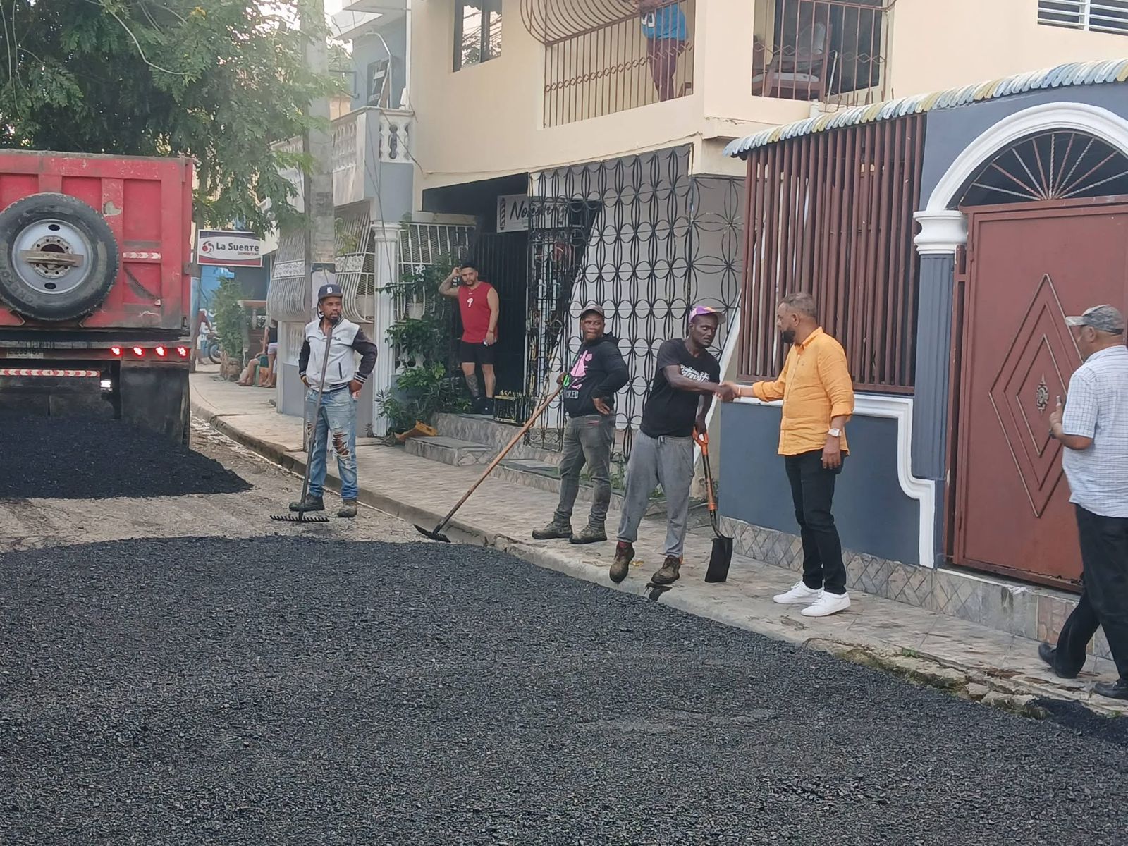 Alcaldía de Sosúa realiza operativo de asfaltado en Los Charamicos previo al 27 de Febrero.