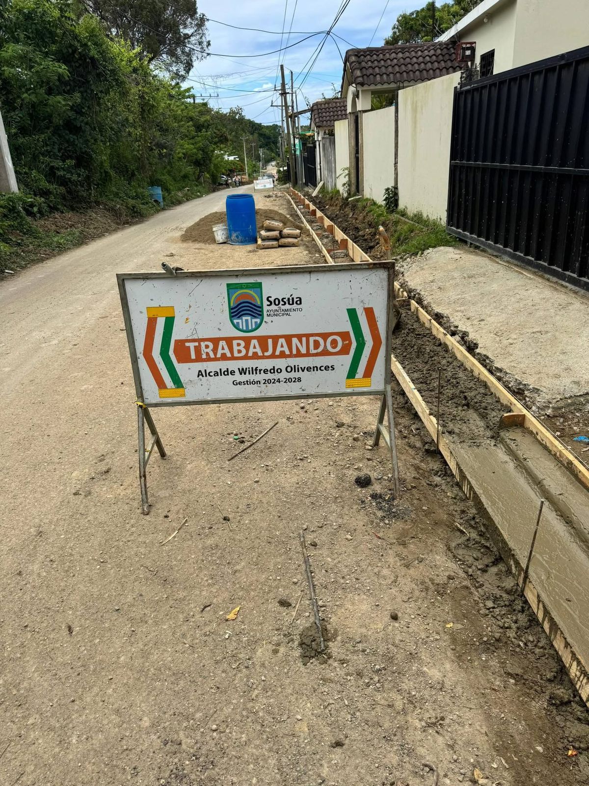 Avanzan trabajos de aceras y contenes en Bella Vista.