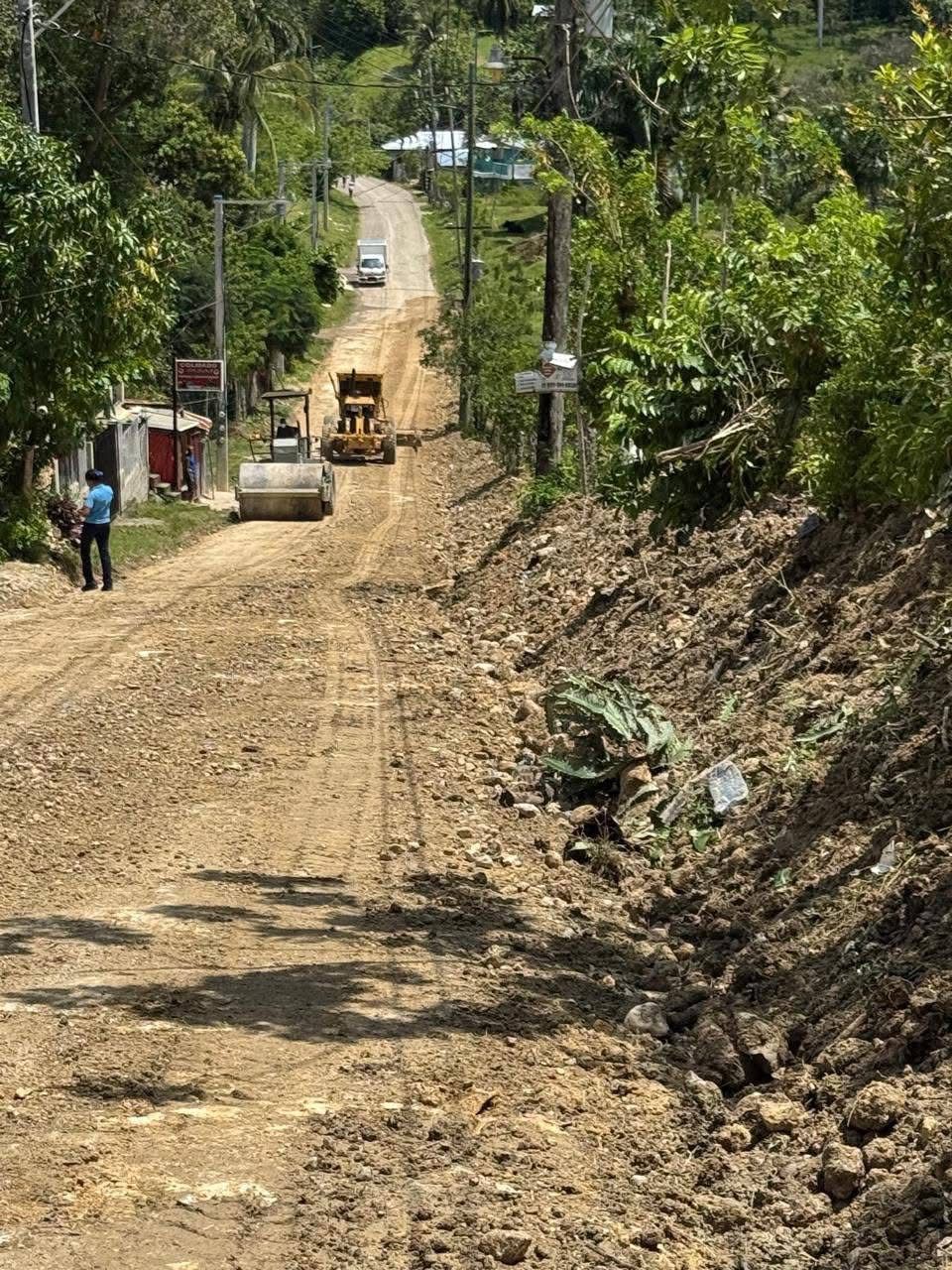 Ayuntamiento de Sosúa inicia reparación de caminos vecinales en distintos sectores del municipio.