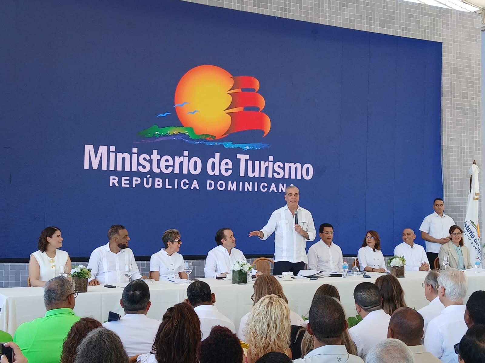 Inauguran remozamiento del frente costero de Playa Sosúa con de autoridades y liderazgo local.