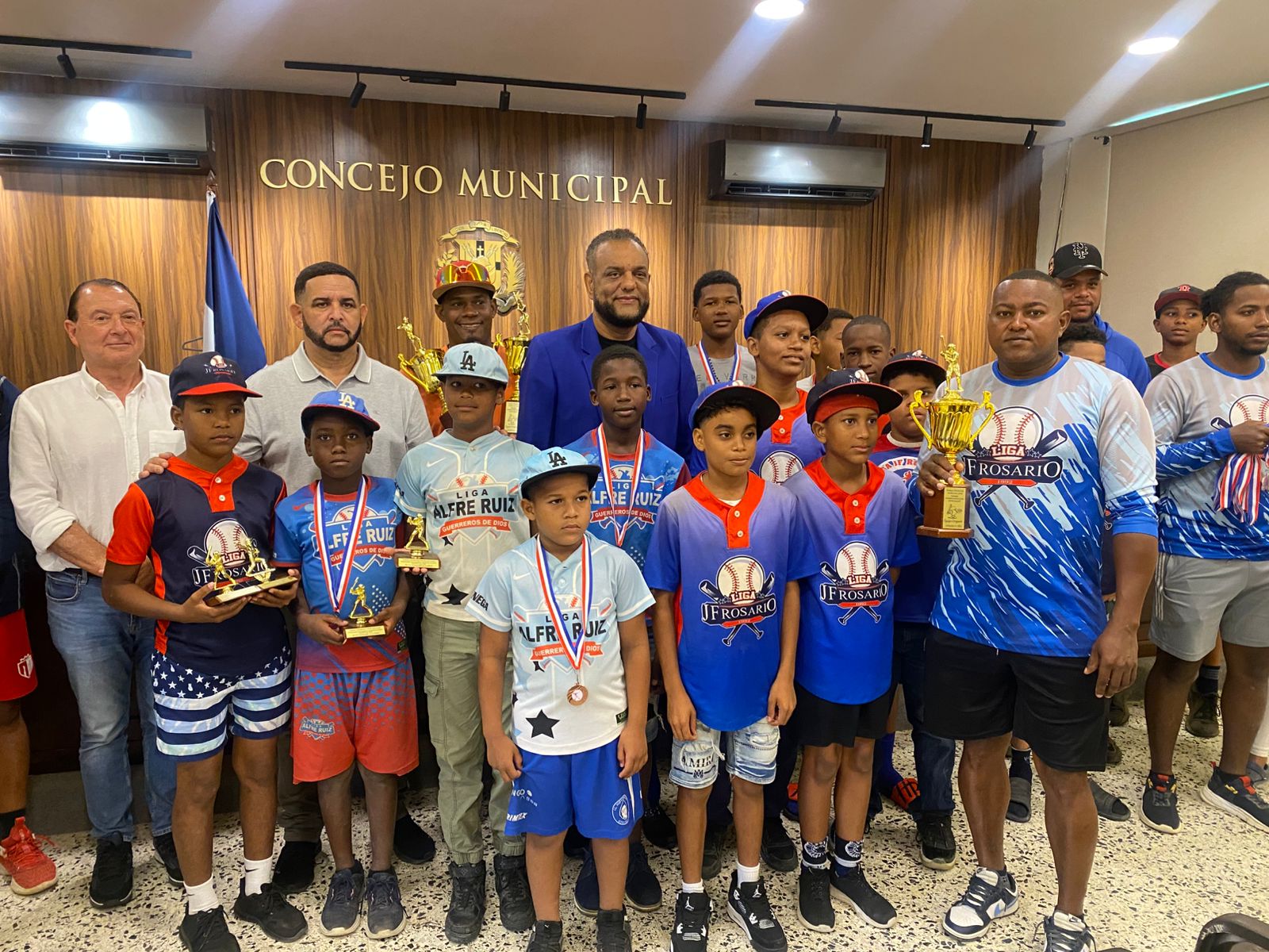 Alcalde Wilfredo Olivences recibe atletas juveniles de béisbol en la Sala Capitular de Sosúa.