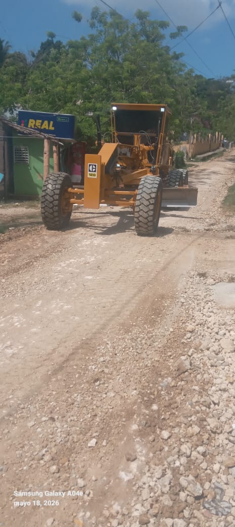 Ayuntamiento Municipal de Sosúa inicia acondicionamiento de caminos vecinales en Loma de los Chivos.