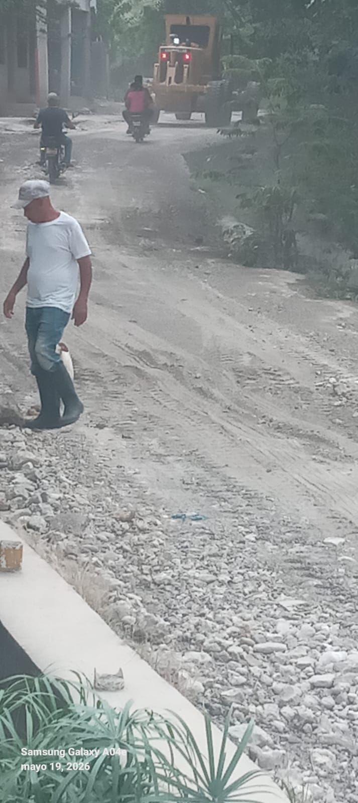 AYUNTAMIENTO MUNICIPAL DE SOSÚA CONTINÚA OPERATIVO DE ACONDICIONAMIENTO DE CAMINOS VECINALES EN EL SECTOR EL POMO.