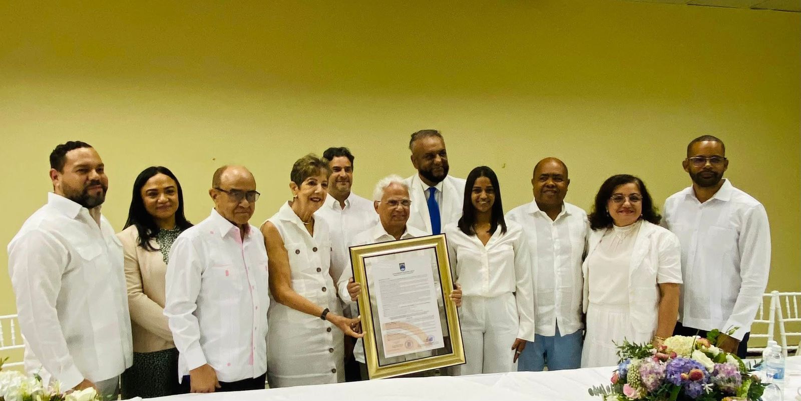Ayuntamiento de Sosúa reconoce la trayectoria y el aporte del empresario turístico Luis Rafael López Ferreira.